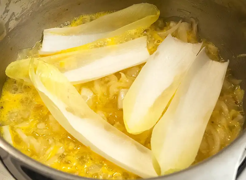 Cuisson des feuilles d'endives