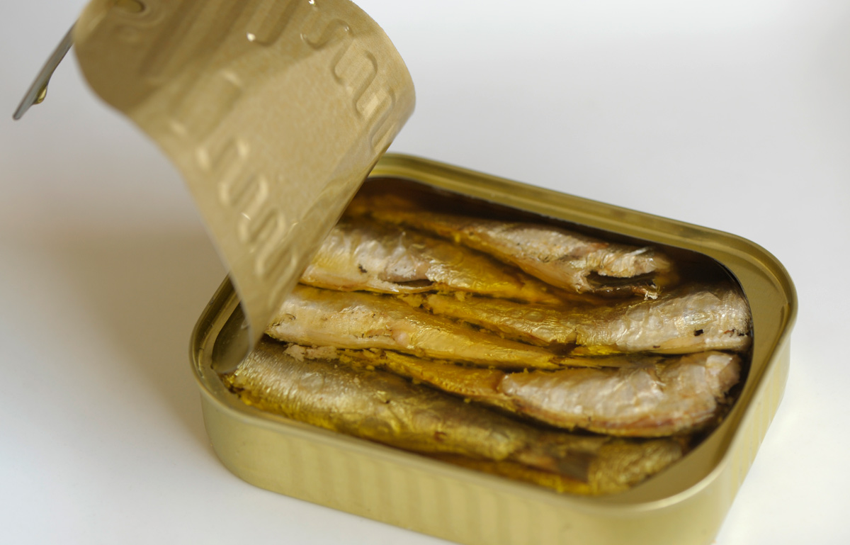 Es bueno cenar sardinas en lata