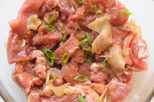 Marinade des morceaux de porc