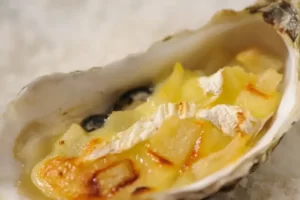 Huître chaude au camembert et à la poire