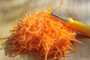 Couper les carottes pour le coleslaw