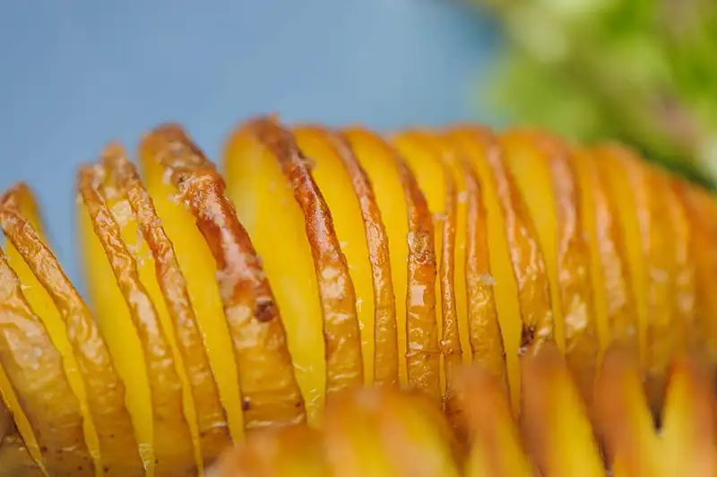 Un détail des pommes de terre Hasselback : c'est très beau !