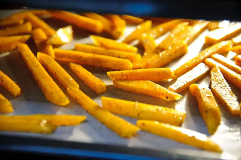 Mise au four des frites de butternut