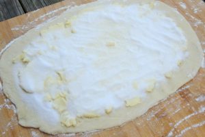 Étaler beurre et sucre sur le kouign amann