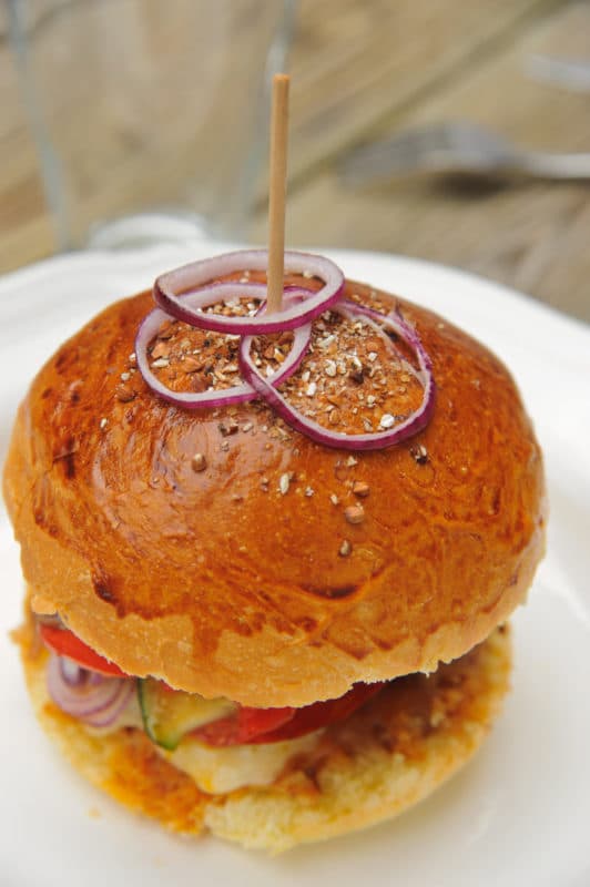 Burger décorés de rondelles d'oignons