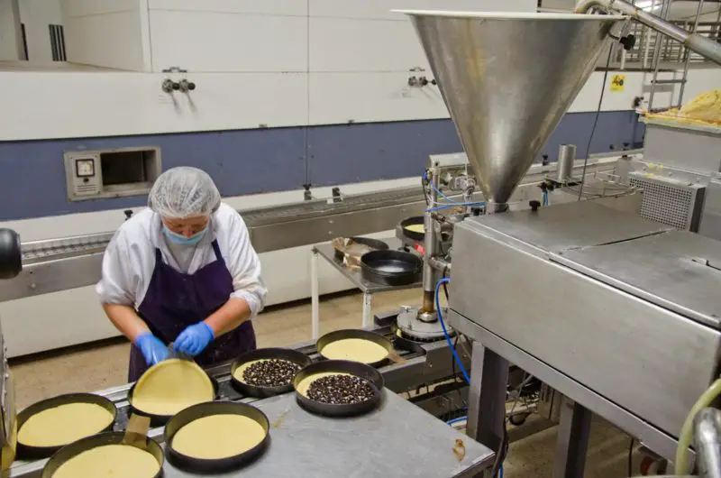 Préparation manuelle des gâteaux bretons aux pruneaux