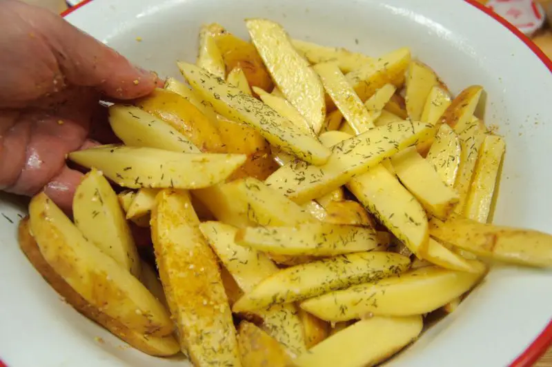 Préparer les frites de pommes de terre nouvelles