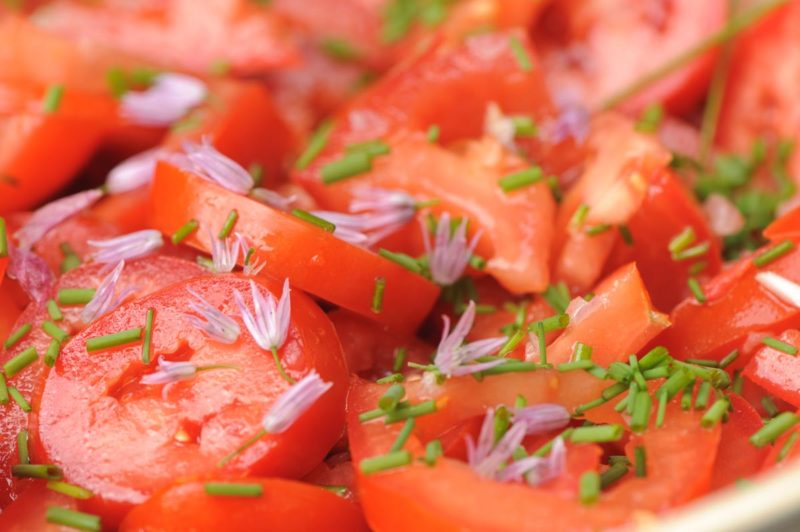 Salade de tomate aux fleurs de ciboulette