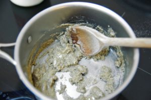 Préparation de la béchamel au sarrasin : ajouter la farine