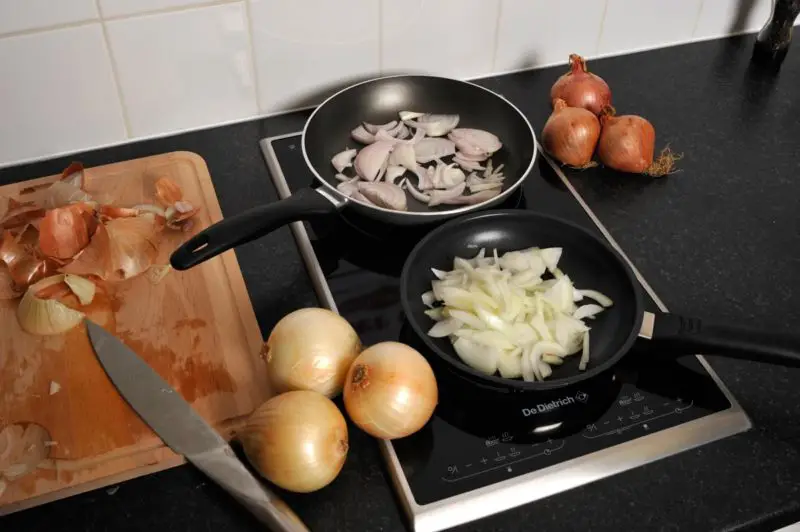Préparation de la cuisson des oignons
