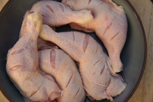 Préparer les cuisses de poulet pour la marinade