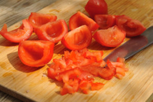 Couper les tomates pour le rougail