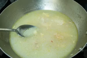 Cuisson de la soupe de carcasse de poulet