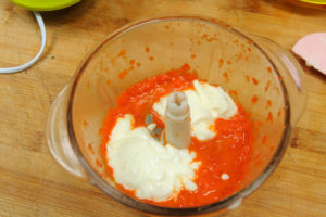 Mixer le poivron et le yaourt