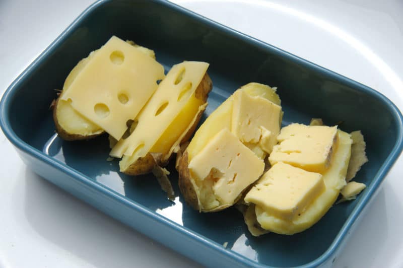 Préparation des pommes de terre primeurs au fromage