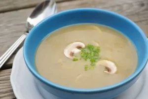 Soupe légère aux champignons