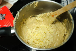 Ajouter le fromage dans la pâte à gougères