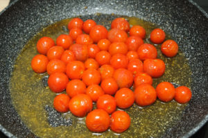 Précuisson des tomates cerises pour la tarte tatin