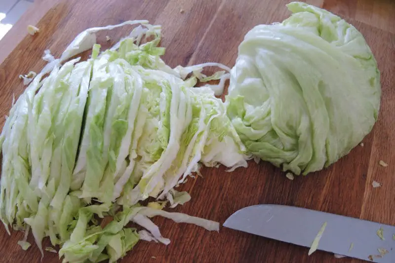 Couper la salade iceberg