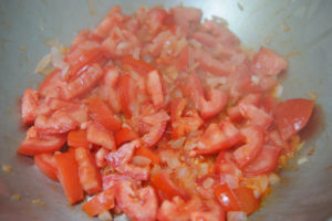 Cuisson des tomates pour la recette de morue aux cocos de Paimpol