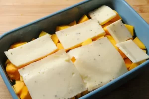 Ajout du fromage sur le dessus du gratin