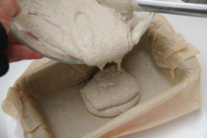 Verser la pâte de sarrasin dans le moule chemisé