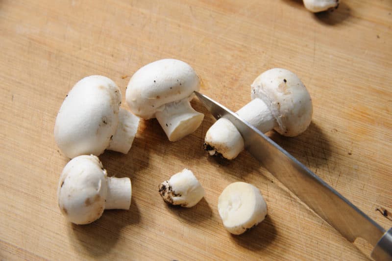 Couper le pied des champignons