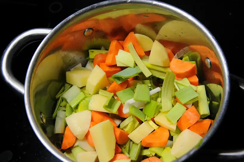 La cuisson de la soupe aux légumes en morceaux