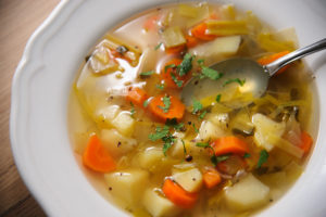 La soupe aux légumes en morceaux