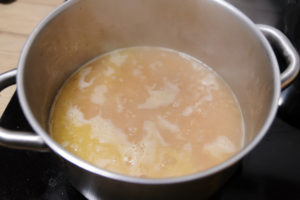 La cuisson de la soupe à l'oignon