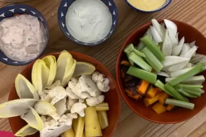 Un plateau de légumes crus servis à l'apéro