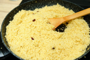 La semoule de couscous en cours de cuisson