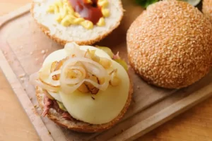 Fromage et oignons frits sur burgers