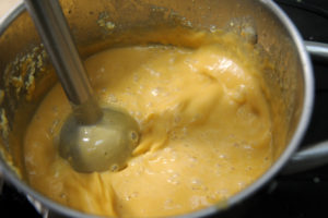 Mixer la soupe de patate douce et lait de coco