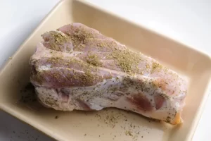 La palette de porc prête à enfourner