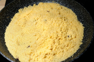 La semoule de couscous gonflée, avant cuisson