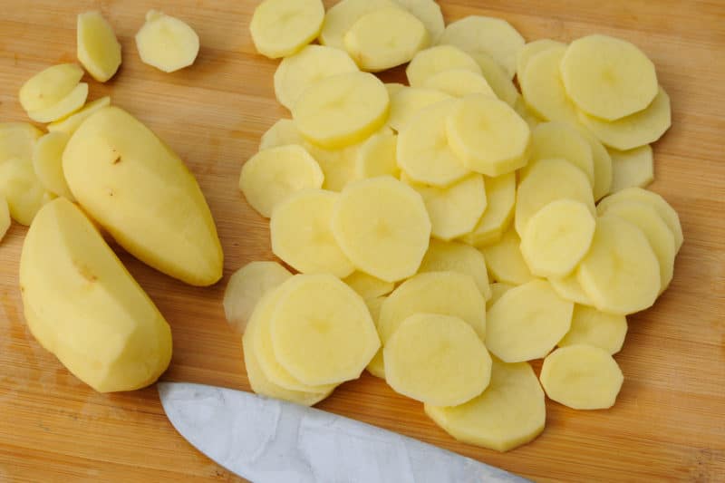 Couper les pommes de terre pour faire des millefeuilles