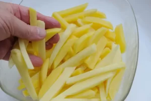 Bien enduire les frites au four