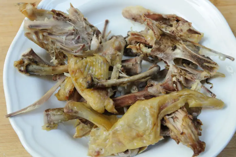 Une carcasse de poulet pour faire un bouillon de volaille maison facile