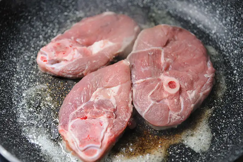 Cuisson des tranches de gigot d'agneau à la poêle