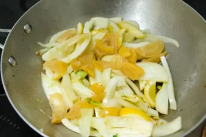 Faire revenir les légumes pour la cuisosn du bar