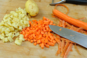 couper les légumes de la macédoine