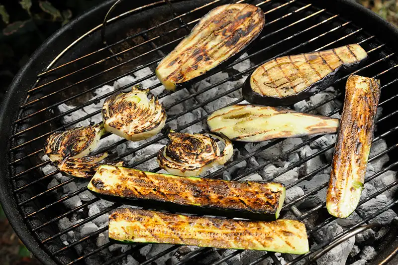 Cuisson des légumes sur la grille du barbecue