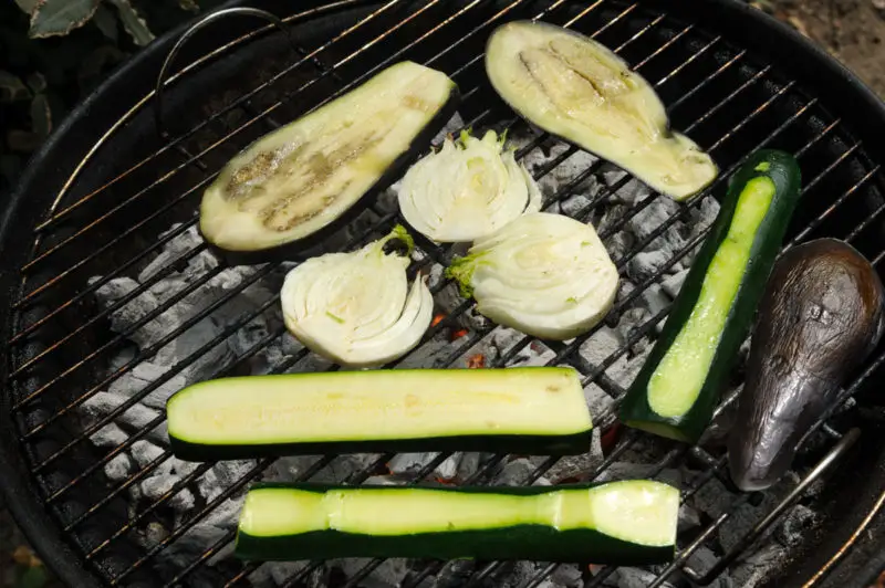 Cuisson des légumes sur la grille du barbecue