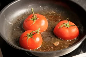 Cuisson des tomates pour le burger