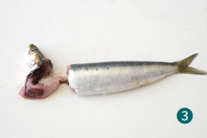 Vider les sardines, méthode 1, étape 3