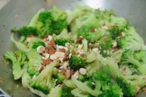 Ajouter les amandes dans les brocolis