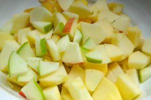 Couoper les ommes pour une salade de fruits