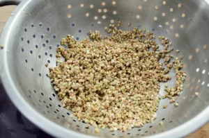 Laver les grains de sarrasin