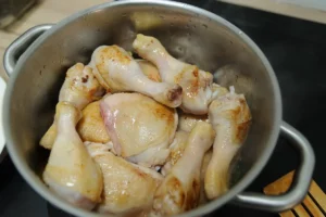 Ajouter les cuisses de poulet